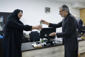 اهدای گل به بانوان ایرنا به مناسبت روز زن 