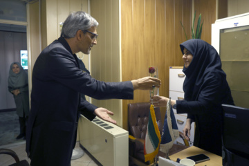 اهدای گل به بانوان ایرنا به مناسبت روز زن 