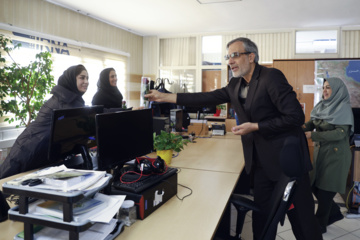 اهدای گل به بانوان ایرنا به مناسبت روز زن 