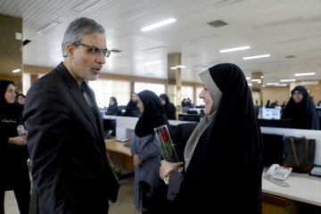 اهدای گل به بانوان ایرنا به مناسبت روز زن 