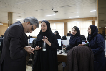 اهدای گل به بانوان ایرنا به مناسبت روز زن 