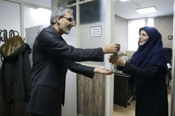 اهدای گل به بانوان ایرنا به مناسبت روز زن 