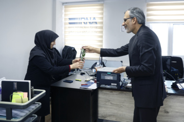 اهدای گل به بانوان ایرنا به مناسبت روز زن 