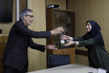 اهدای گل به بانوان ایرنا به مناسبت روز زن 