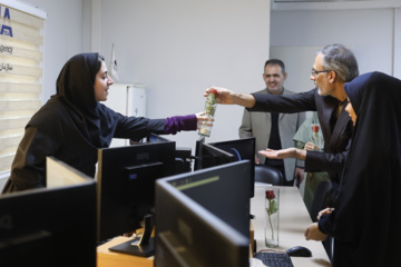 اهدای گل به بانوان ایرنا به مناسبت روز زن 