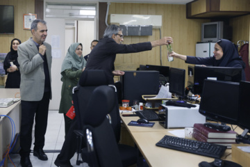 اهدای گل به بانوان ایرنا به مناسبت روز زن 