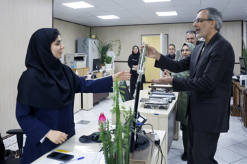 اهدای گل به بانوان ایرنا به مناسبت روز زن 