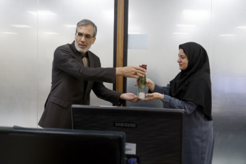 اهدای گل به بانوان ایرنا به مناسبت روز زن 