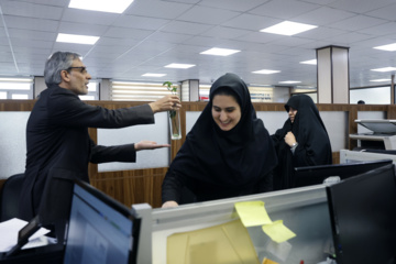 اهدای گل به بانوان ایرنا به مناسبت روز زن 