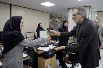 اهدای گل به بانوان ایرنا به مناسبت روز زن 