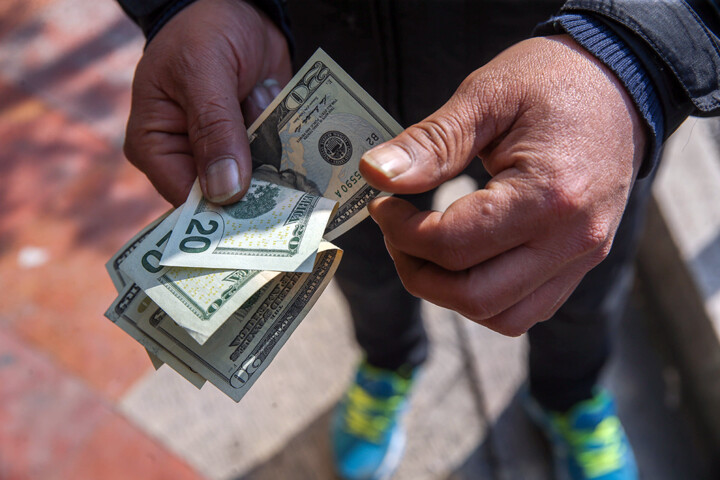 دفاع تمام قد کارشناسان از فرمانده اقتصادی دولت؛ مشکلی که با استیضاح حل نمی شود