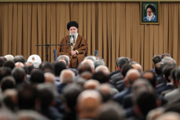 L’Ayatollah Khamenei reçoit un groupe d'industriels du secteur privé et de personnalités du monde économique