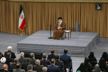 L’Ayatollah Khamenei reçoit un groupe d'industriels du secteur privé et de personnalités du monde économique