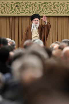 L’Ayatollah Khamenei reçoit un groupe d'industriels du secteur privé et de personnalités du monde économique