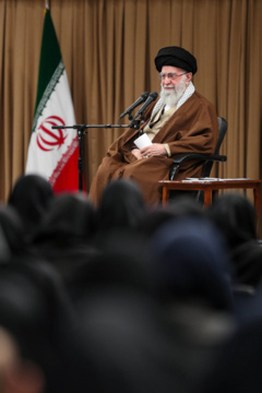 L’Ayatollah Khamenei reçoit un groupe d'industriels du secteur privé et de personnalités du monde économique