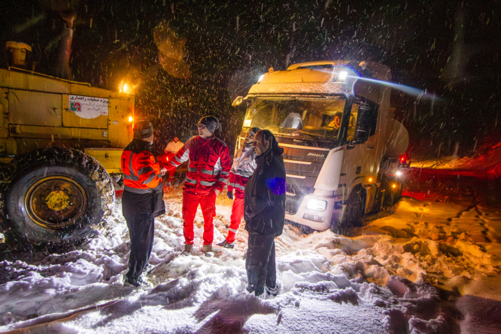راهداران ایلام با ۷۷۲ کیلومتر برفروبی جادهها را باز نگه داشتند