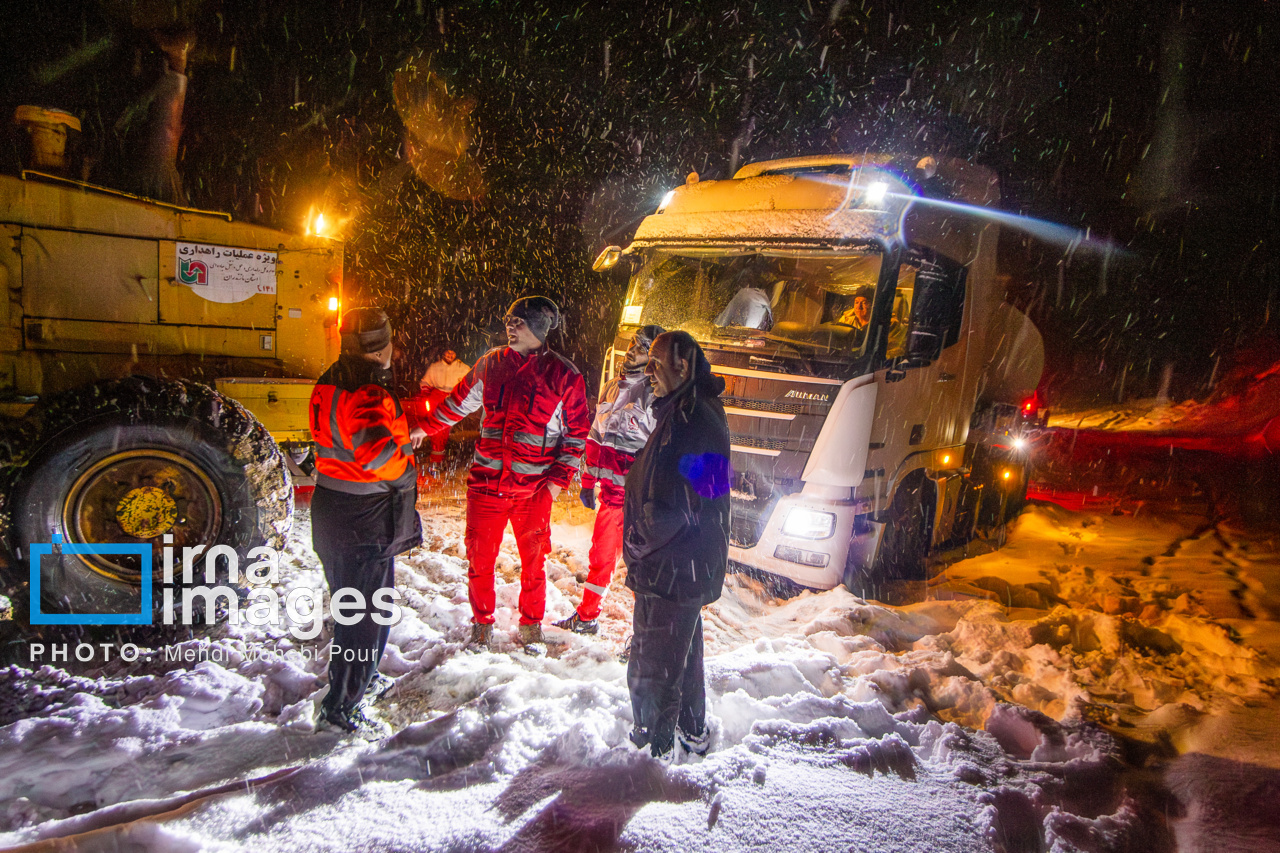 برف و کولاک ۲جاده اصلی خراسان رضوی را مسدود کرد