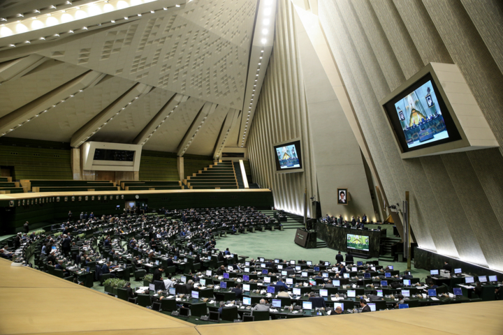 دفاع تمام قد کارشناسان از فرمانده اقتصادی دولت؛ مشکلی که با استیضاح حل نمی شود