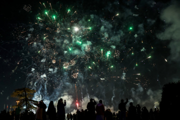 La tour Azadi de Téhéran brille à l'occasion de l'anniversaire de la révolution islamique