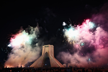 La tour Azadi de Téhéran brille à l'occasion de l'anniversaire de la révolution islamique