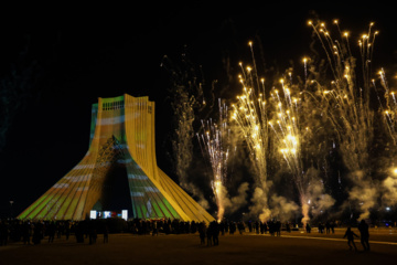 La tour Azadi de Téhéran brille à l'occasion de l'anniversaire de la révolution islamique