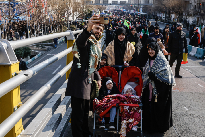 İranlılar, İslam Devrimi'nin 46. zafer yıl dönümünü her zamankinden daha görkemli kutladı