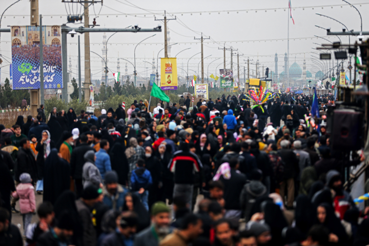 قم در شب نیمهشعبان غرق در نور، دعا و انتظار