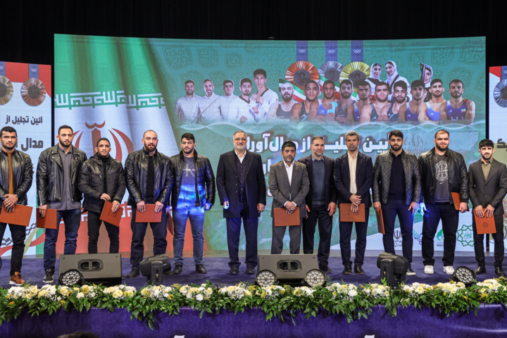 سنتشکنی دبیر در پاریس