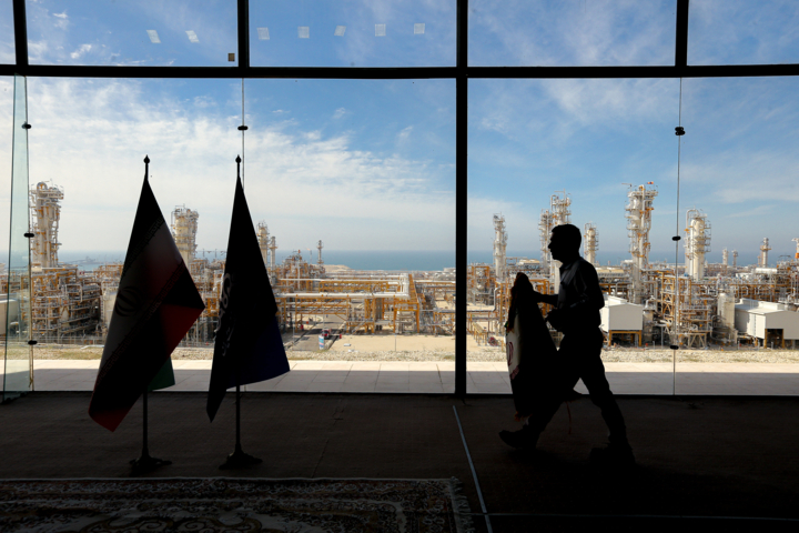 دفاع تمام قد کارشناسان از فرمانده اقتصادی دولت؛ مشکلی که با استیضاح حل نمی شود