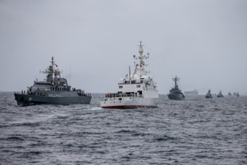 La parade des navires de surface et sous-marins, des frégates, des navires lance-missiles, des navires de transport et des sous-marins a eu lieu, ce mardi 25 février 2025, lors du dernier jour de l'exercice militaire conjoint 1403, en présence du général de brigade Seyyed Abdolrahim Mousavi, commandant en chef de l'Armée, et du vice-amiral Habibollah Sayyari, chef d'état-major et vice-coordonnateur de l'Armée, dans la mer d'Oman.