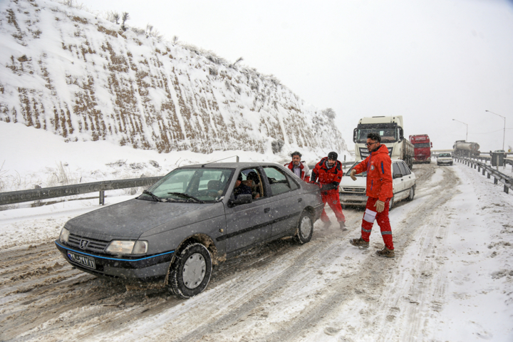 ۳۷۰ کیلومتر از راههای اصلی مازندران درگیر برف و بوران شد