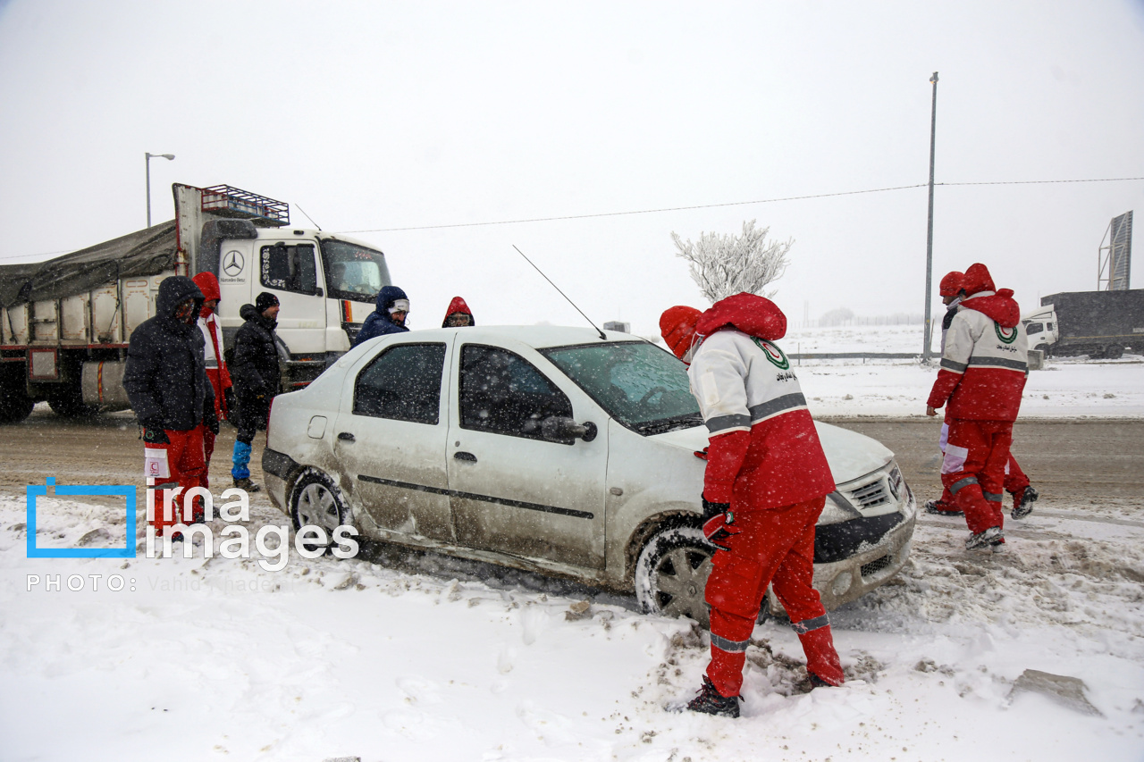 امداد رسانی به بیش از ۱۶۰۰ مسافر در جاده‌های برفی