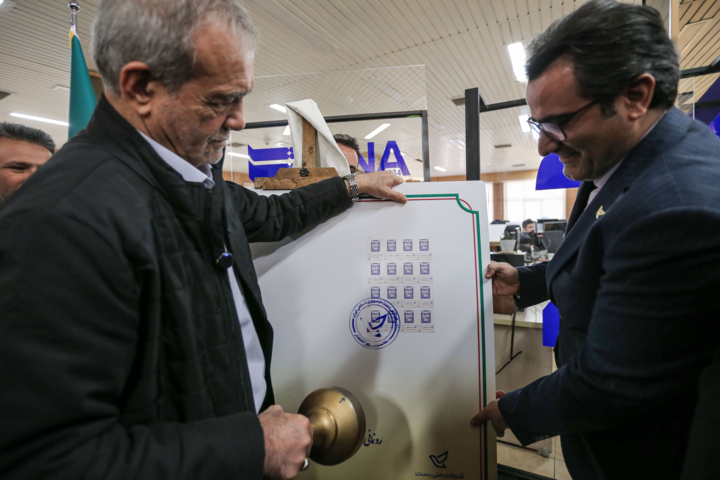 رونمایی رئیسجمهور از تمبر ۹۰ سالگی و کتاب تاریخ شفاهی «آژانس خبری کارآفرینان اقتصاد»