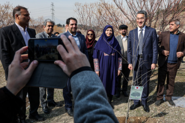 کاشت نهال «سنجد» در پارک «پردیسان»