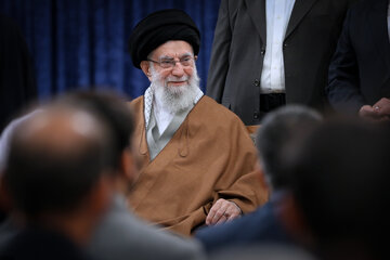 رهبر معظم انقلاب: گسترش شاعران متعهد و انقلابی جوان امیدآفرین است