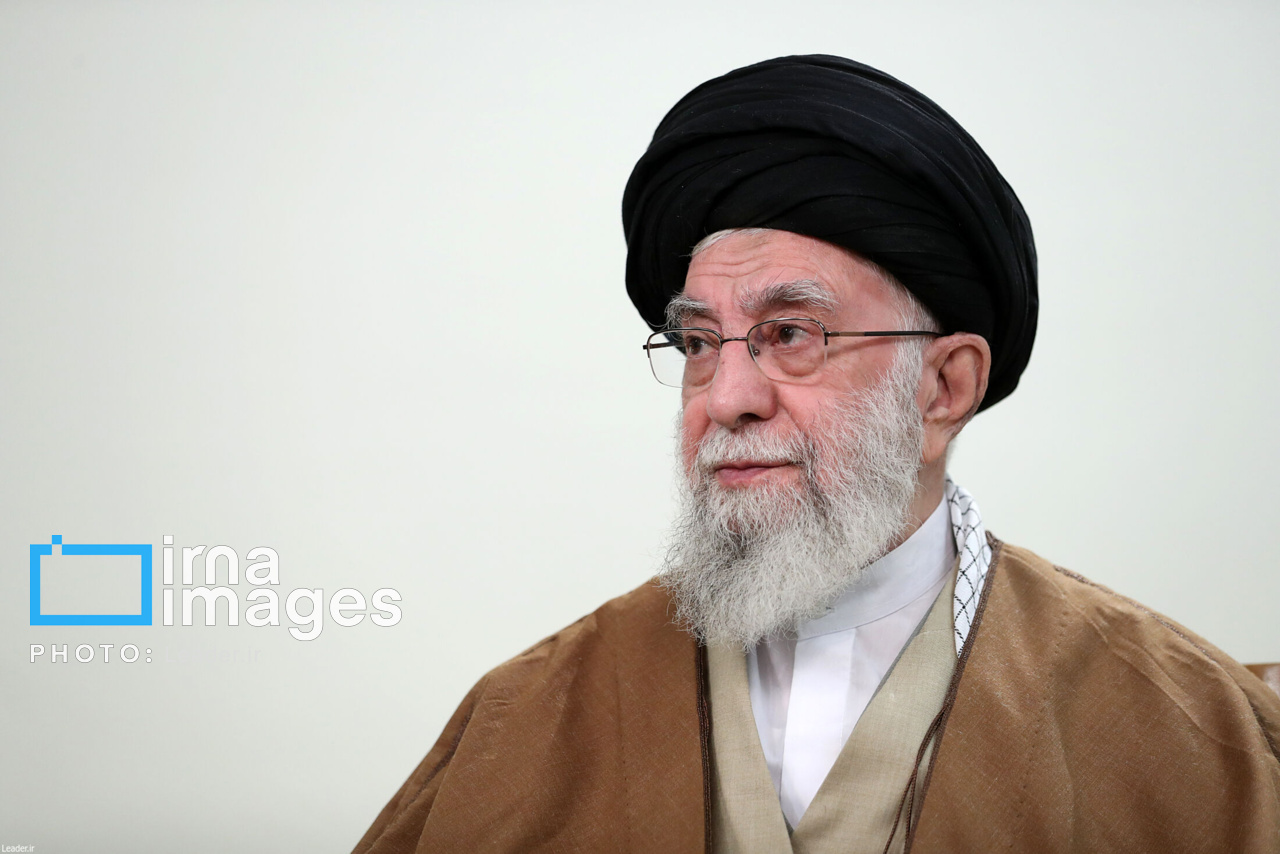 Leader emphasizes the role of religious scholars in shaping new Islamic civilization
