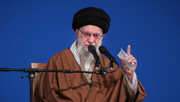 قائد الثورة الإسلامية : العدو يبذل جهوده لكي تذهب القضية الفلسطينية أدراج النسيان