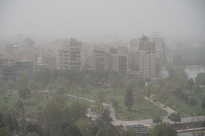 آسمان آبی لرستان محو در غبار ریزگردها