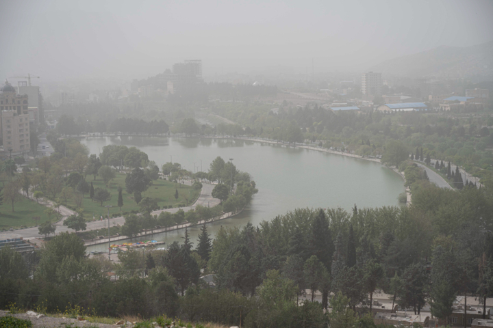 آسمان آبی لرستان محو در غبار ریزگردها