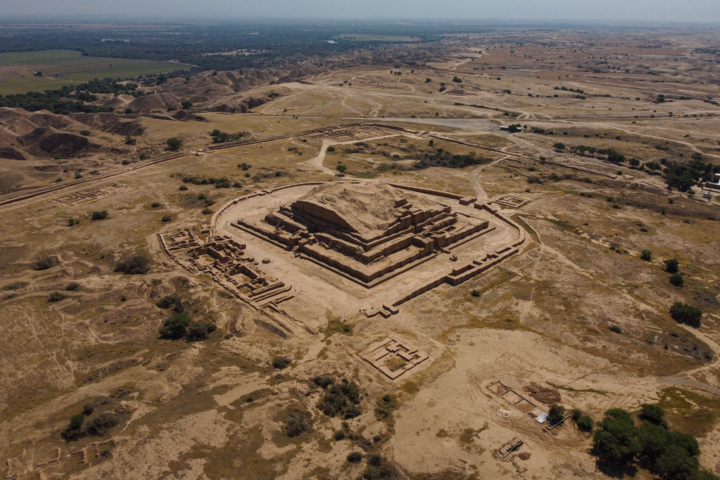 جادهای که نان میدهد ولی جان میستاند