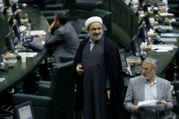 انتقاد نماینده تهران از عملکرد هیات رئیسه و افزایش قیمت برق و آب پرمصرف‌ها