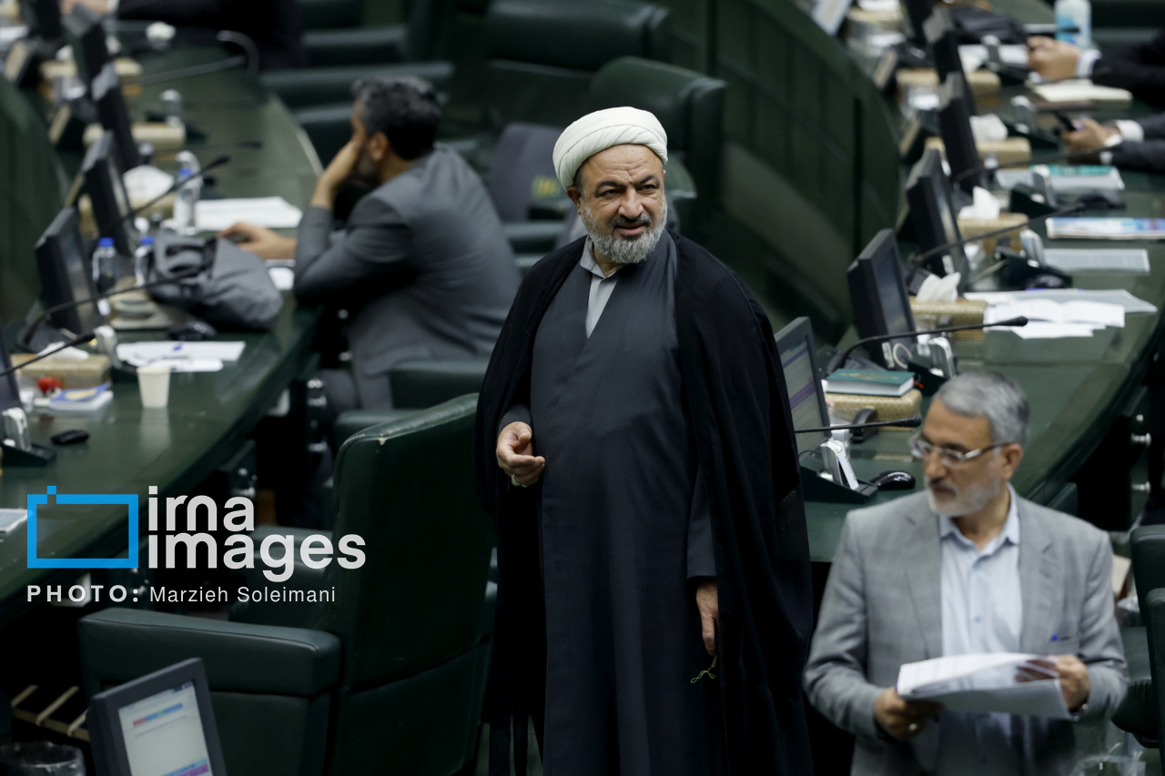 انتقاد نماینده تهران از عملکرد هیات رئیسه و افزایش قیمت برق و آب پرمصرف‌ها