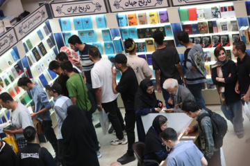 سی و ششمین نمایشگاه کتاب تهران - روز دوم