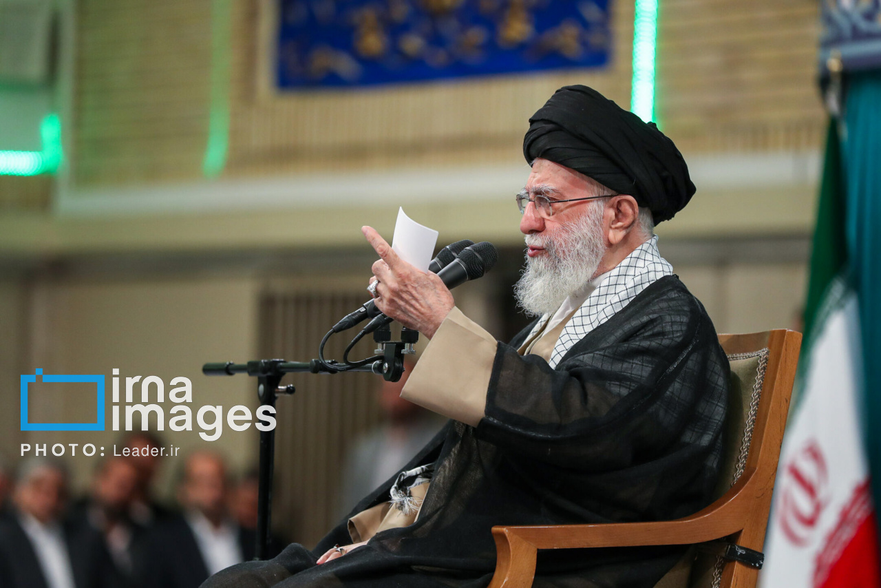 قائد الثورة الاسلامية: ينبغي للدول الإسلامية ألا تسمح بنسيان القضايا المتعلقة بفلسطين 
