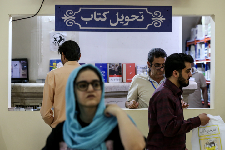 بدون شک مشتری های خریدهای کتاب و خرید در نمایشگاه ترجیح داده شده+ فیلم