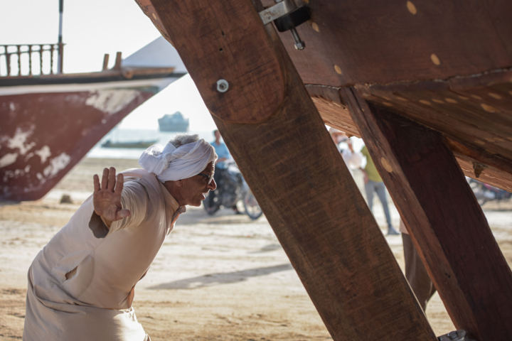 آخرین لنج چوبی ایران پس از ۱۲ سال انتظار در بندر کُنگ بهآب انداخته شد