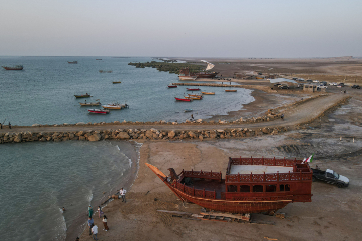 آخرین لنج چوبی ایران پس از ۱۲ سال انتظار در بندر کُنگ بهآب انداخته شد