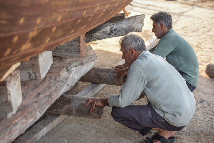 آخرین لنج‌ چوبی ایران پس از ۱۲ سال انتظار در بندر کُنگ به‌آب انداخته شد