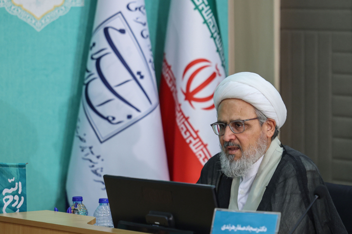 رونمایی تقریظ رهبر انقلاب بر کتاب «روح‌اللّه»