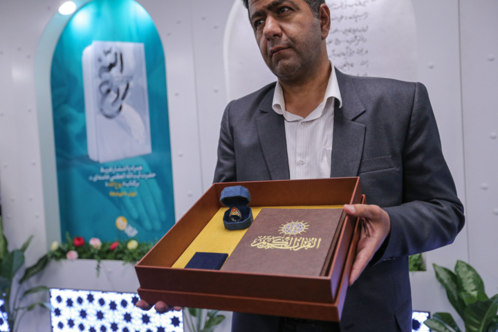 رونمایی تقریظ رهبر انقلاب بر کتاب «روح‌اللّه»